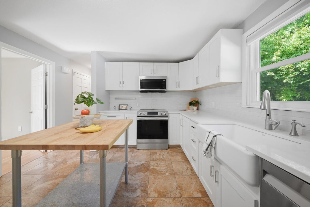 Photo of 5 Arrowhead Road, Derry, NH 03038 (MLS # 5109986)