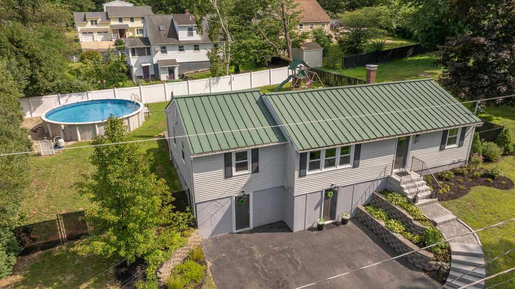 Photo of 2 Hereford Drive, Nashua, NH 03062 (MLS # 5104962)