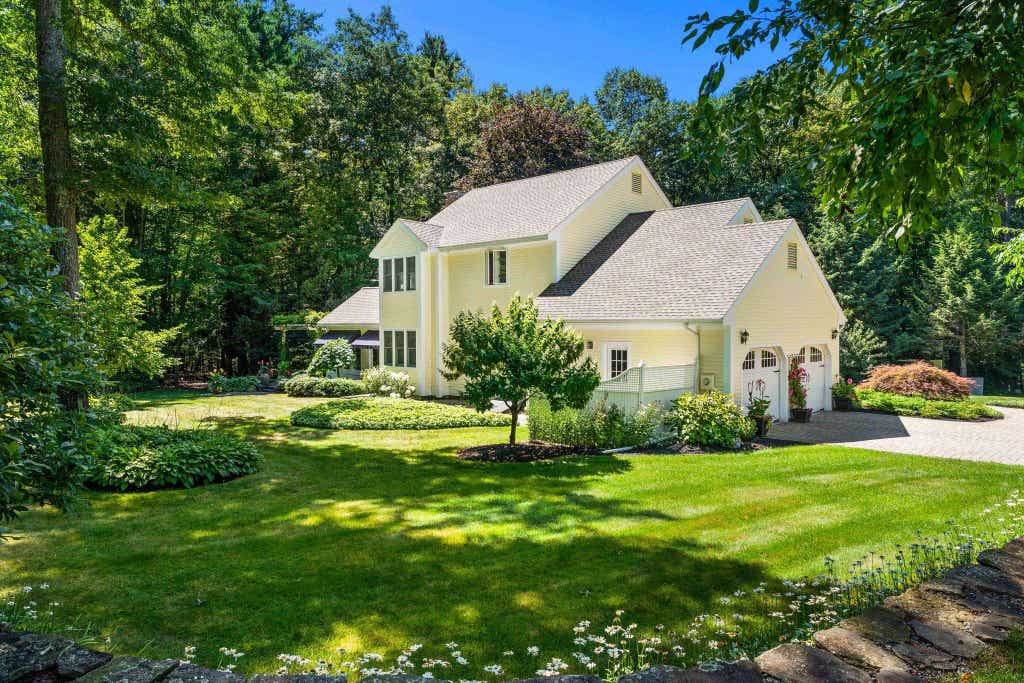 Photo of 33 Shipley Drive, Hollis, NH 03049 (MLS # 5103617)