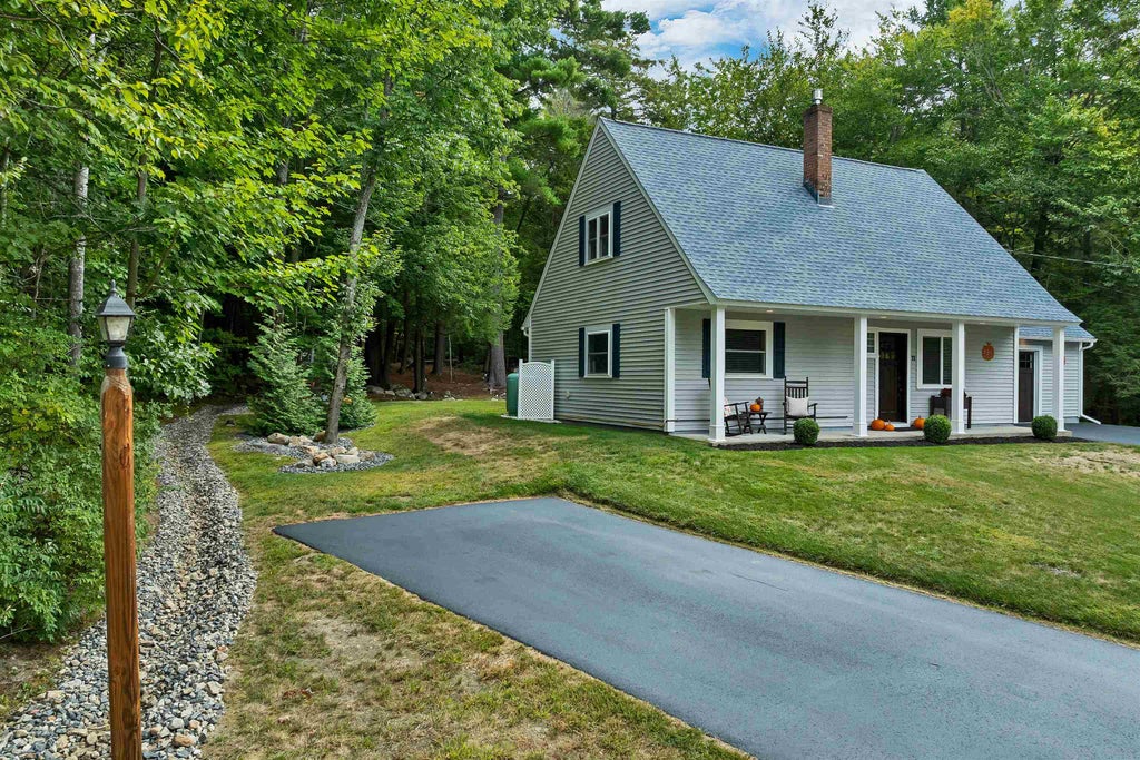 Photo of 11 Knoll Road, Wolfeboro, NH 03894 (MLS # 5110601)