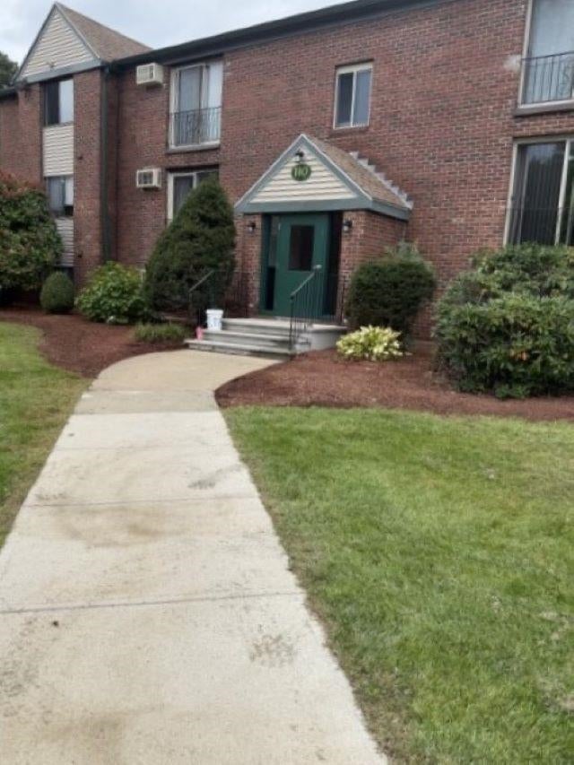 Photo of 110 English Village Road #302, Manchester, NH 03102 (MLS # 5110698)