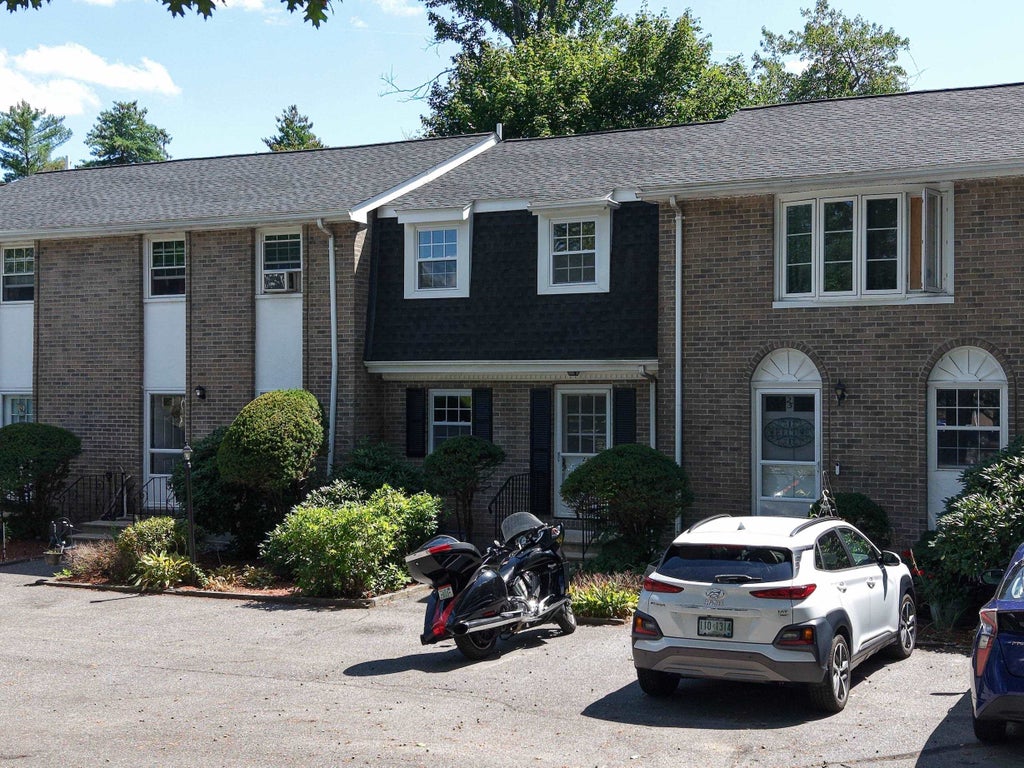 Photo of 24 Fieldstone Drive, Londonderry, NH 03053 (MLS # 5105903)