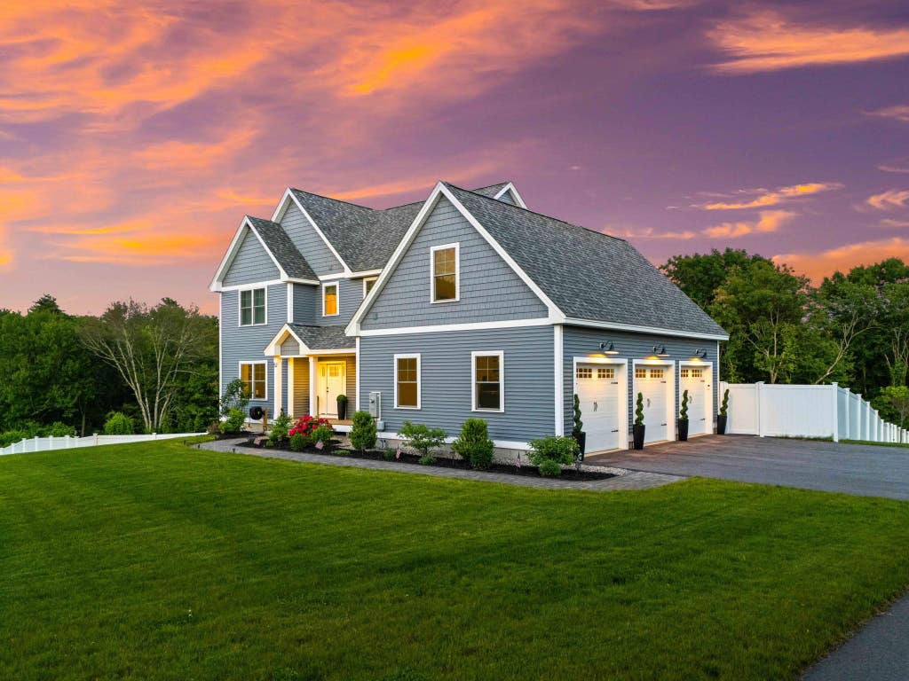 Photo of 52 Stonehenge Road, Londonderry, NH 03053 (MLS # 5094766)