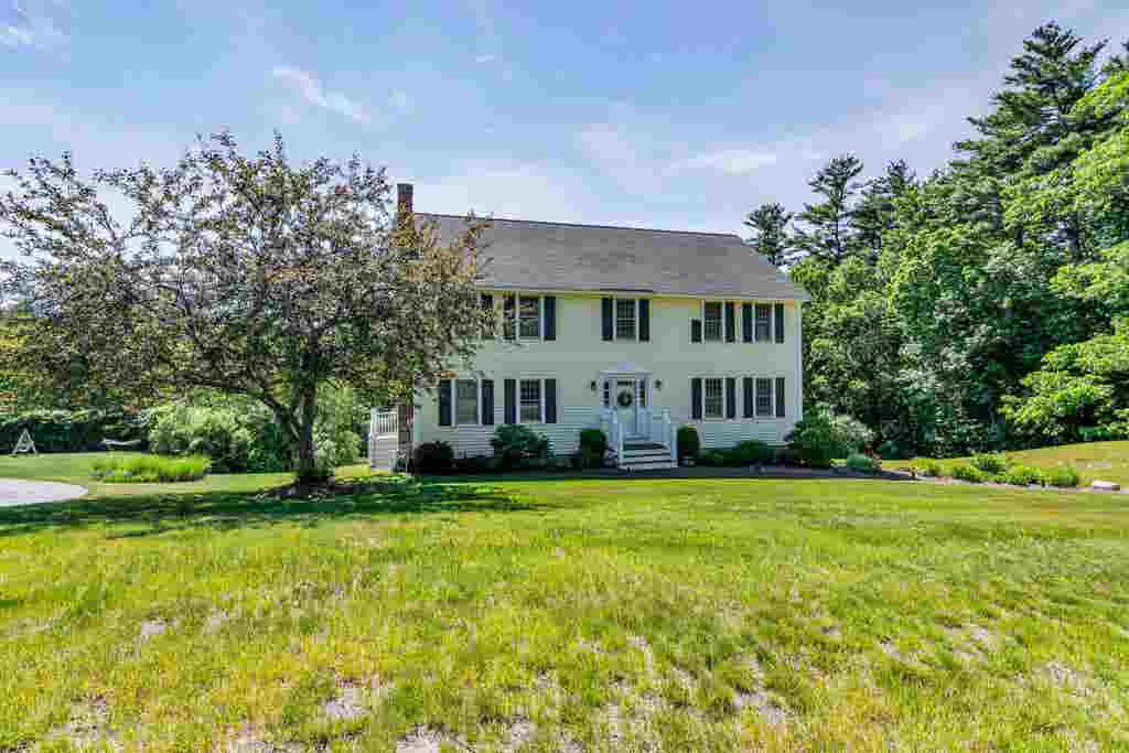 Photo of 11 Nutfield Drive, Londonderry, NH 03053 (MLS # 5092685)