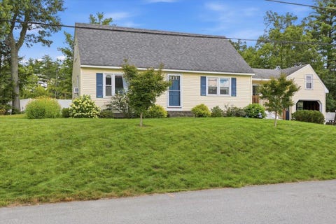 Photo of 7 Hideaway Road, Nashua, NH 03064 (MLS # 5102818)
