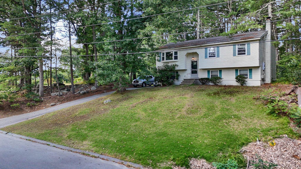 Photo of 4 Brookfield Drive, Hudson, NH 03051 (MLS # 5111076)