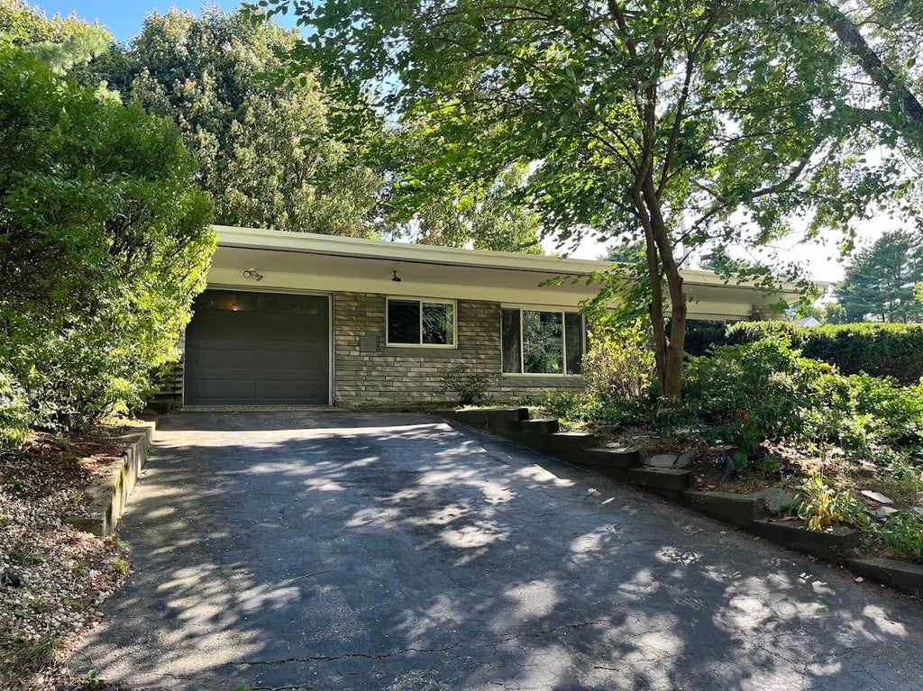 Photo of 855 Bridge Street, Manchester, NH 03104 (MLS # 5110194)