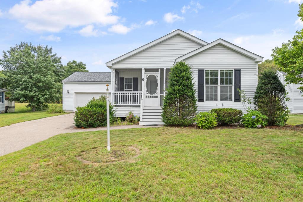 Photo of 67 Tarah Way, Fremont, NH 03044 (MLS # 5105888)