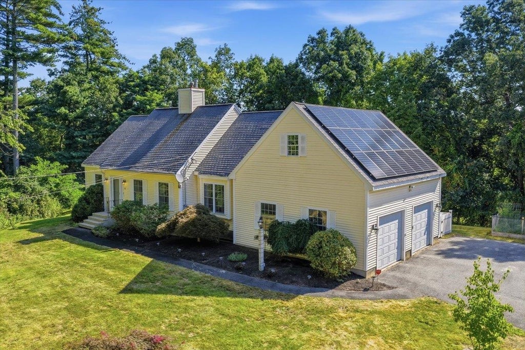 Photo of 770 Mammoth Road, Pelham, NH 03076 (MLS # 5107097)