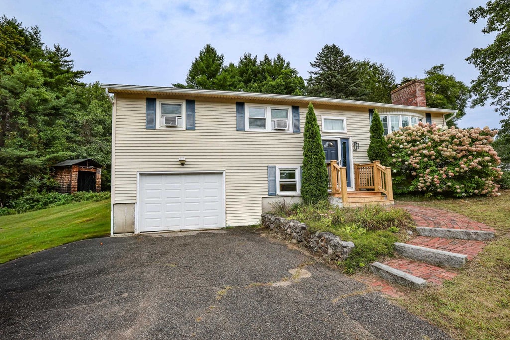 Photo of 36 Pine Crest Drive, Goffstown, NH 03045 (MLS # 5109302)