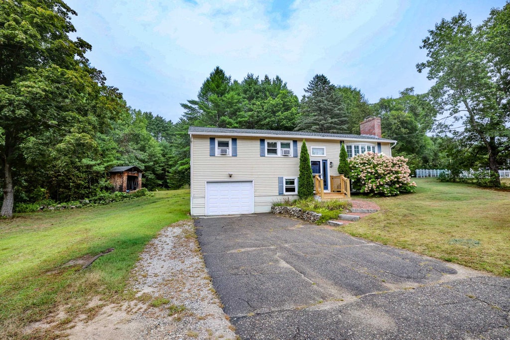 Photo of 36 Pine Crest Drive, Goffstown, NH 03045 (MLS # 5109302)