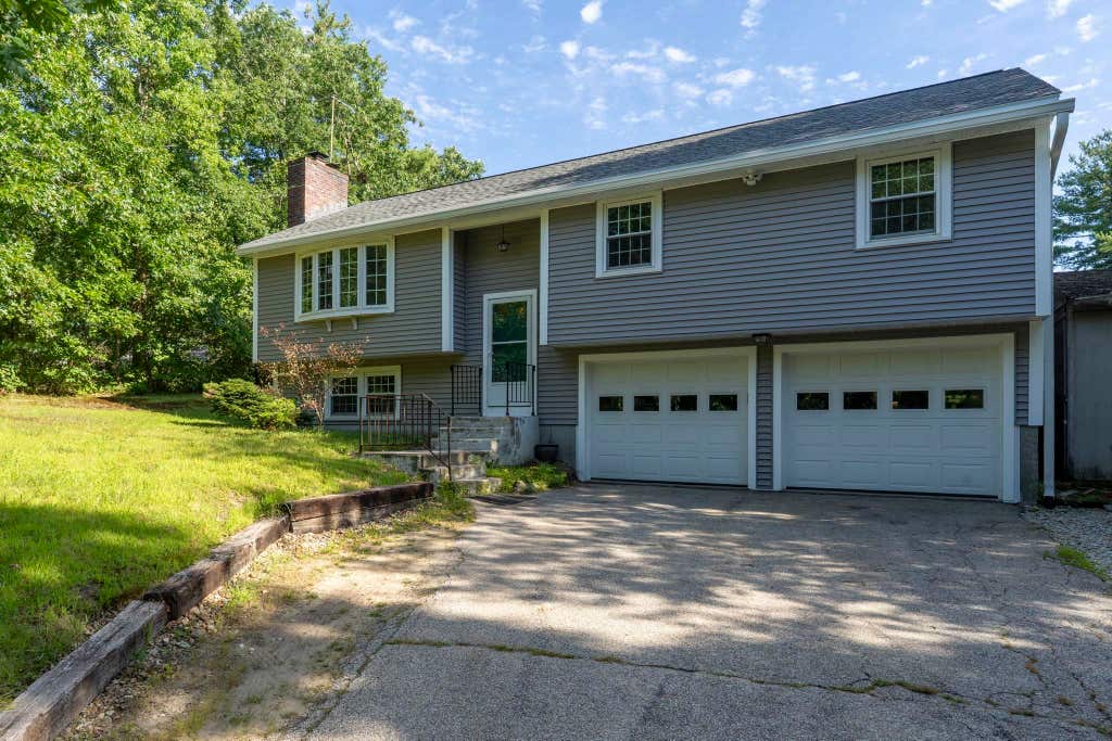 Photo of 31 Woodhawk Way, Litchfield, NH 03052 (MLS # 5106603)