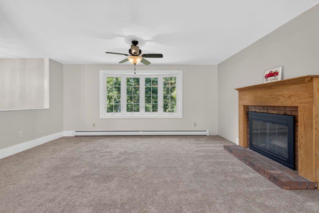 Photo of 31 Woodhawk Way, Litchfield, NH 03052 (MLS # 5106603)
