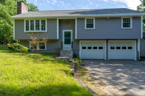 Photo of 31 Woodhawk Way, Litchfield, NH 03052 (MLS # 5106603)