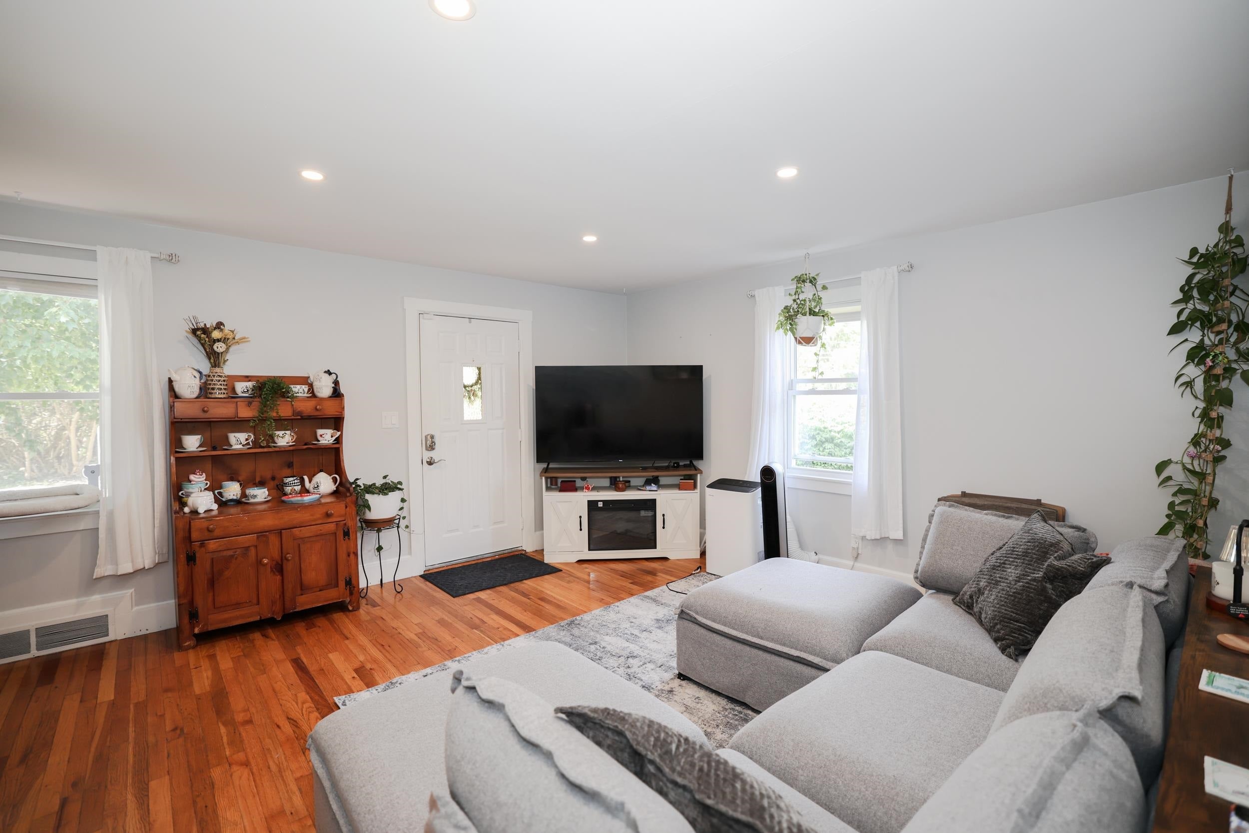 4 Woodbury Lane