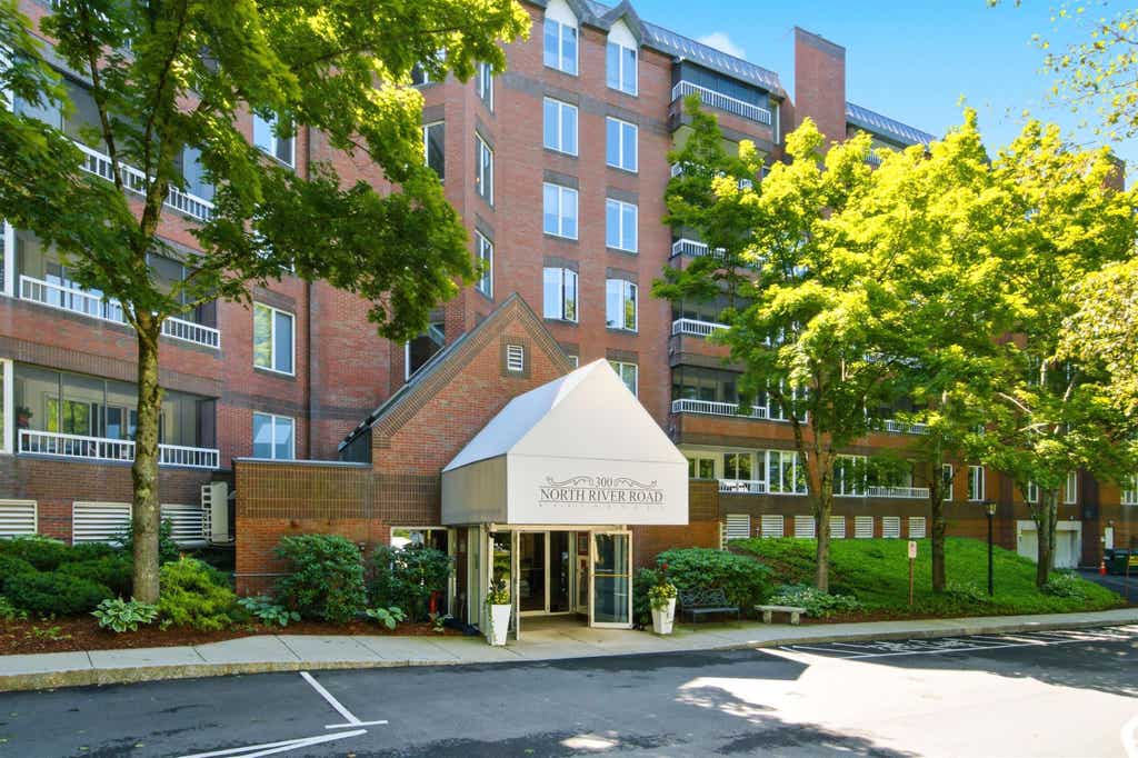 Photo of 300 River Road #111, Manchester, NH 03104 (MLS # 5103929)