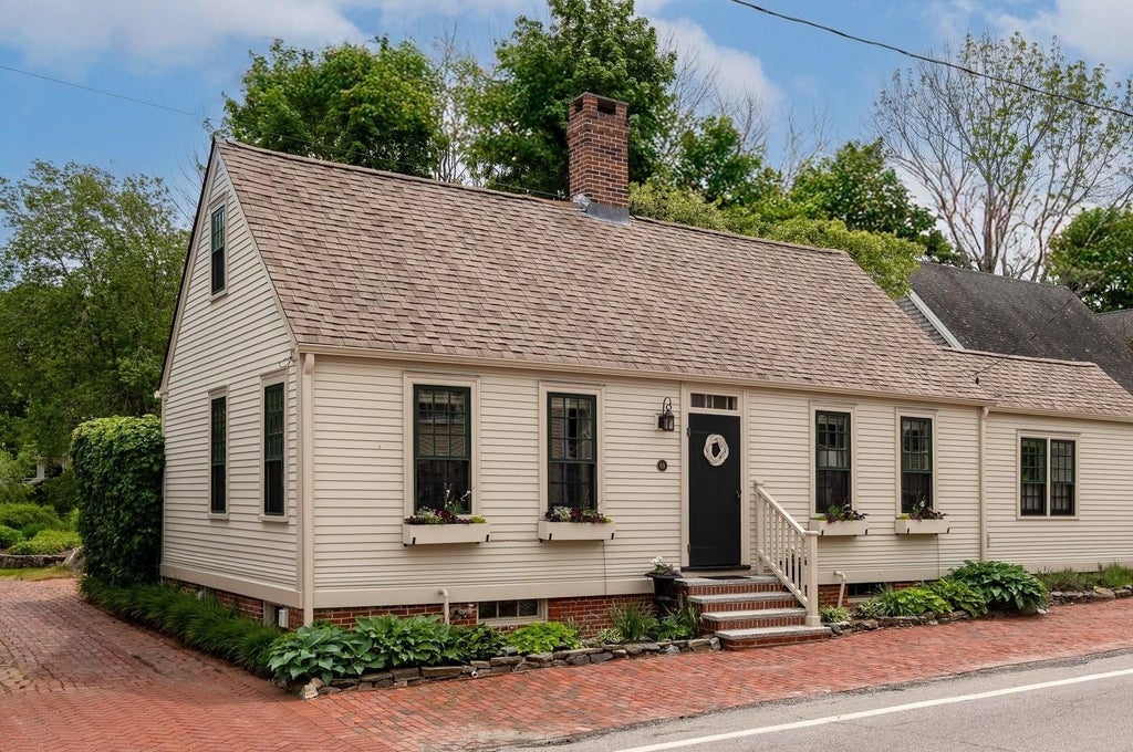 Photo of 69 Cranfield Street, New Castle, NH 03854 (MLS # 5115612)