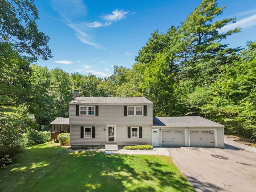 Photo of 16 Juniper Drive, Amherst, NH 03031 (MLS # 5106257)