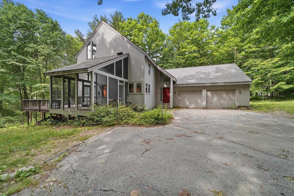 Photo of 10 Eaton Road, Amherst, NH 03031 (MLS # 5094395)