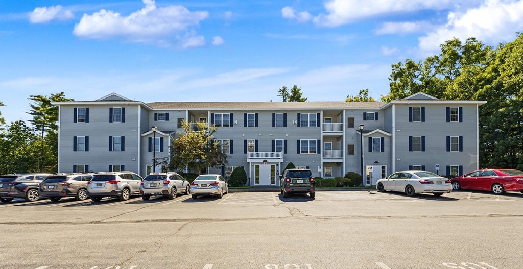 Photo of 4 Crestview Circle #116, Londonderry, NH 03053 (MLS # 5110453)