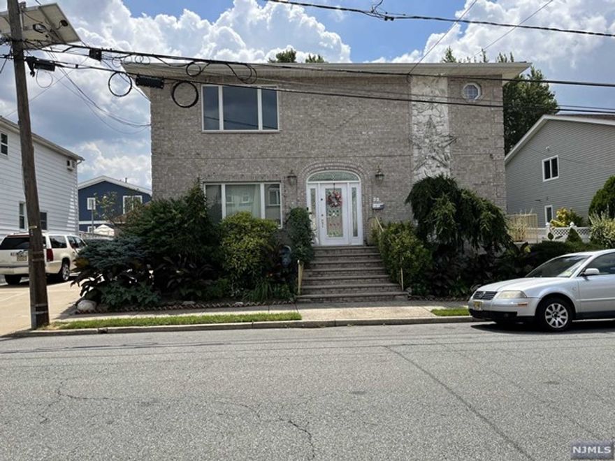 Bright 2 nd floor offers three large bedrooms, master bedroom with full bath .lots closet spaces .washer and dryer hook ups in the unit central A/C. Private driveway.near to schools ,major highways Transportation ...tenant pays all utilities.....no use of yard ...no pets... 1 month realtor fee pay by the tenants ...