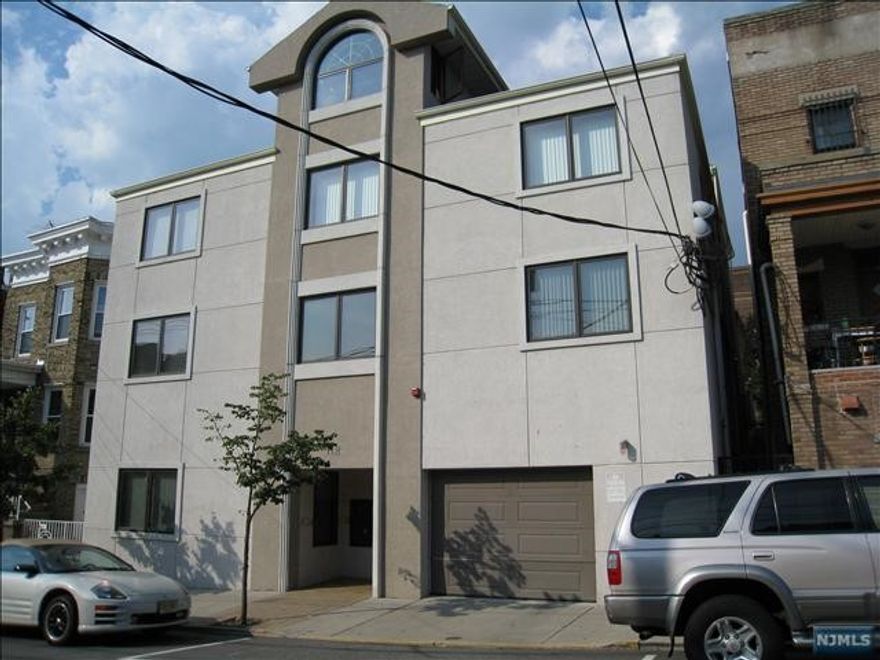 BEAUTIFUL, HARDWOOD FL., NICE KIT WITH GRANITE TOP & STAINLESSSTEEL APPLIANCES, DISHWASHER, C/A/C, W/D IN UNIT,1 INDOOR PARKING INCLUDED, WALK TO NY TRANS & SHOPS, NICE UNIT!