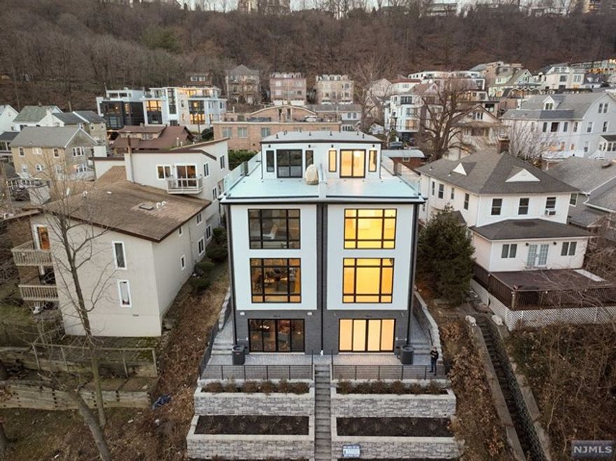 NEW CONSTRUCTION LUXURY DUPLEX. OVERSIZED LOT IN EDGEWATER NEW JERSEY WITH STUNNING VIEWS OF THE NYC SKYLINE AND HUDSON RIVER. APPROX. 4500 SQFT/ 4 LEVELS WITH 10FT CEILINGS/ 4 BEDROOMS / 4.5 BATHROOMS / AND MAGNIFICENT 800 SQ FOOT WRAP AROUND ROOFDECK. 2 CAR GARAGE, PELLA WINDOWS, PRIVATE ELEVATOR, CUSTOM KITCHEN AND BATHS, AND MOVIE THEATER, CUSTOM GLASS WALLS AND FLOATING STAIRCASES ARE SOME OF THE FEATURES INCLUDED IN THIS HOME. KITCHEN WITH PROFESSIONAL GRADE APPLIANCES AND 11 FOOT CENTER ISLAND. LARGE MASTER BEDROOM, AND SPA LIKE MASTER BATH,. TOP FLOOR HAS ENTERTAINMENT ROOM, WET BAR WITH ACCESS TO ROOF AND BATHROOM