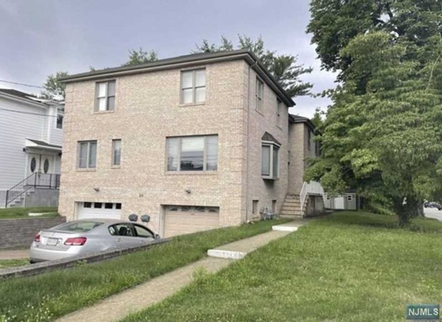 Fully renovated luxury duplex on a great location in tenafly 3bed 3 full bath, Beautiful hardwood floors through out, granite kitchen counter tops, stainless steel kitchen appliances, Walking distance to the all schools, close to shopping, Blue ribbon school zone.