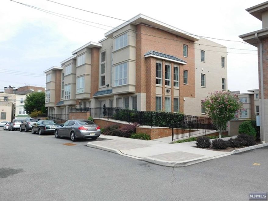 PALISADES POINTE,BEAUTIFUL 2 BEDROOM 2 BATH FEATURES HARDWOOD FLOORS,CROWN MOLDINGS,OPEN MODERN KITCHEN WITH CENTER ISLAND,GRANITE COUNTERTOPS,STAINLESS STEEL APPLIANCES,CUSTOM CABINETRY.HUNTER DOUGLAS WINDOW TREATMENTS SPACIOUS LIVING ROOM BATHED IN SUNLIGHT .GAS COOKING ,CENTRAL AIR,2 CAR GARAGE AND LAUNDRY ROOM. WALK TO CITY PLACE FOR SHOPPING AND DINING. EASY COMMUTE TO NYC.