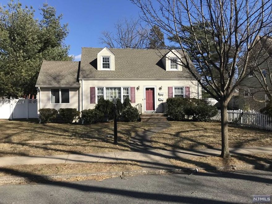 HEAT INCLUDED! PRISTINE ONE BEDROOM APARTMENT, NEAR PARK, NEWER LIGHT FIXTURES (INC FAN). TENANT RESPONSIBLE FOR ELECTRIC, COOKING GAS, CABLE AND PHONE FIRST $100 OF EACH MINOR REPAIR RESPONSIBILITY OF TENANT. ABSOLUTELY NOT PETS AND NO SMOKE. MUST PROVIDE CREDIT REPORT STREET PARKING ONLY.