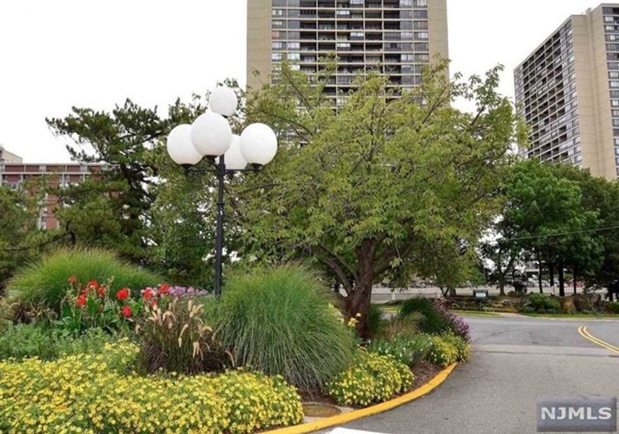 Delightfully bright 1 bedroom apartment with NYC Views. Enjoy the comfort and privacy of this desirable up split spacious move in ready ground floor luxury cooperative. $1352.76 Maintenance, $183.75 Capital Assessment, $48.90 Cable, $44 Parking. 24 hour doorman service and security, two outdoor pools, gym, tennis courts, children's playground, outdoor parking space, come enjoy the serenity and amenities offered in this luxurious property. Call today to schedule your guided tour. All offers please 2 years tax returns, credit report, proof of funds and pre qualification letter if needed, subject to board approval.