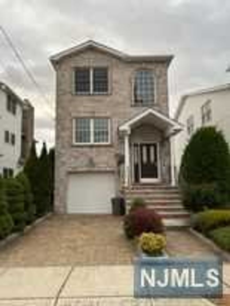 BUILT IN 2009 THIS HOME IS MOVE IN READY IN GREAT CONDITION, FRESHLY PAINTED. NEW TREX DECK. BEAUTIFUL NYC VIEWS. PETS CONDITIONAL. VACANT EASY TO SHOW.