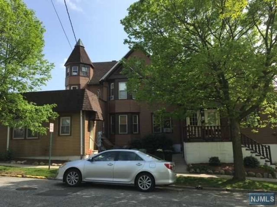 Bright and quiet one bedroom apartment. Excellent location. No problem finding parking. Available May 1*. One block away from a great school. Hurry won't last !!!. None smoking person preferred.