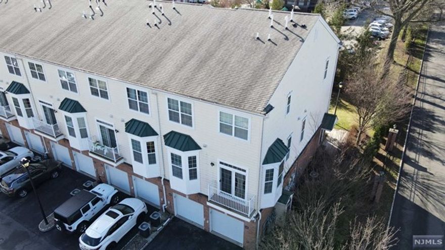 This end unit townhouse has an upgraded kitchen with granite countertops/breakfast bar, a separate dining area,a large living room, a balcony, & a main floor powder room. Upstairs you'll find large primary suite with vaulted ceilings, walk-in closet, and an en-suite bathroom as well as a 2nd bedroom