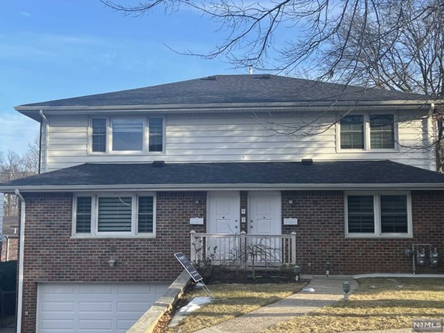 TOTALLY RENOVATED 2ND FLOOR OF 2FAMILY HOUSE ON NICE RESIDENTIAL STREET. WASHER & DRYER IN THE UNIT. SHOWS VERY WELL.ONE DRIVEWAY PARKING INCLUDED.