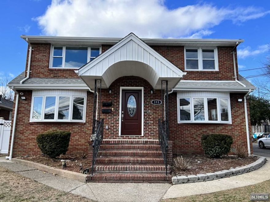 This unique 3 bed apartment beautifully renovated, located and a nice and very quiet neighborhood with hardwood floor, kitchen granite countertop with stainless steel appliances, central AC/heat, one parking space, plenty of street parking. Close to school and shopping area. Lot of natural light. Pets conditional