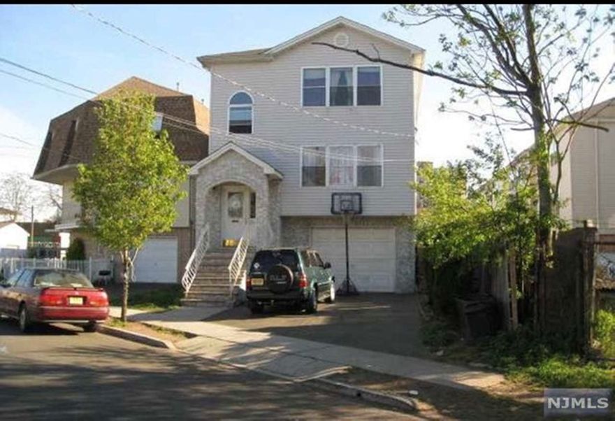 super spacious and fully renovated 3 bedroom 2 bathroom apartment. This beautiful apartment features a nice size kitchen with dishwasher, stove and fridge, with central AC. Also has a very spacious dinning room and livingroom . You have 2 decent size bedrooms that can fit a queen size bed as well as one beautiful master bedroom with a walking closet and bathroom included, Also parking for 2 cars.This apartment is available ASAP ! is also PET FRIENDLY (Breed resctrictions apply ) UTILITIES ARE SEPARATE