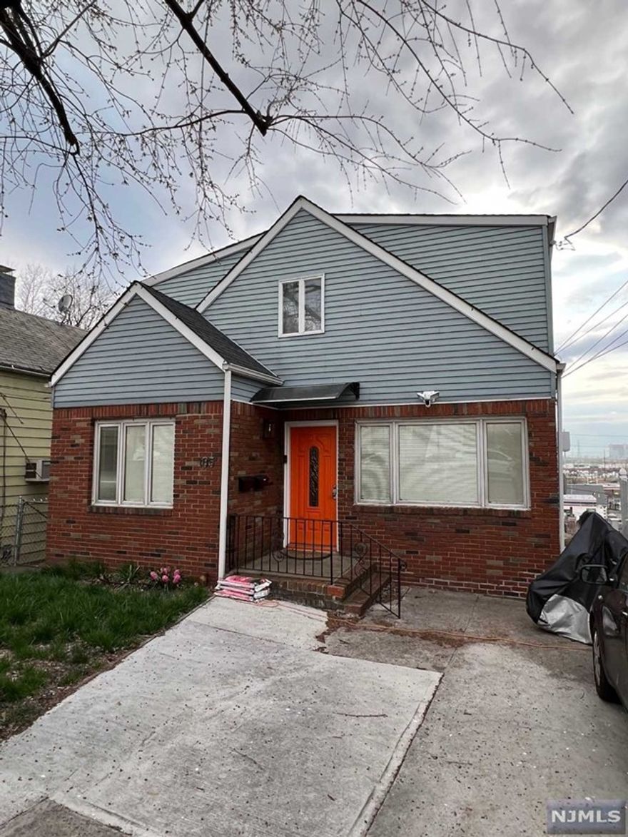 Clean and spacious 2 bedrooms apartment for rent. Living room, eat in kitchen with quartz countertop, 2 big size bedrooms and modern full bathroom. Hardwood and tile floors throughout. Heat and water included. Laundry in unit, no pets allowed, no smoking.