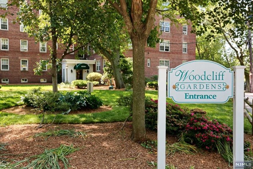 This One-bedroom apartment on Boulevard East at Woodcliff Gardens facing East has beautiful views of the Hudson River, the NYC skyline, and the George Washington Bridge from every room. Foyer, living room, dining room, modern open kitchen, modern tiled bath, and bedroom with a large wall to wall closet. The complex features a community room, gym, outdoor swimming pool, jacuzzi, laundry room, and bicycle storage. Public transportation in front of building. Close to James Braddock County Park. Twenty minutes to Midtown Manhattan.