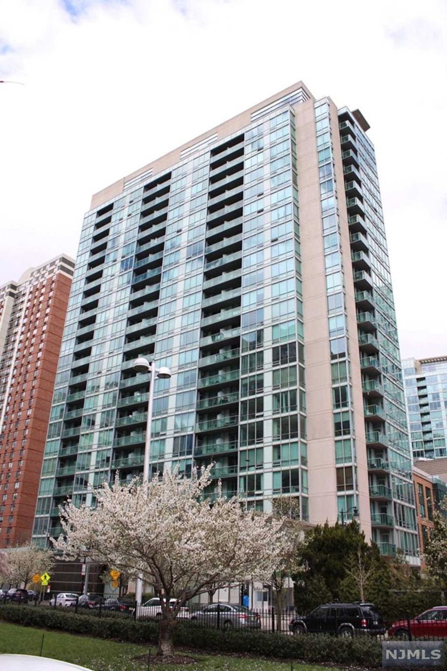 Recently renovated and spacious 1 bedroom unit in the heart of downtown Jersey City. Unit has an updated bathroom and kitchen with all new appliances. Building is conveniently located near shops, restaurants, and public transportation, making for an extremely commute to Manhattan. Amenities include a rooftop deck, exercise room with a view, and 24hr doorman/security.