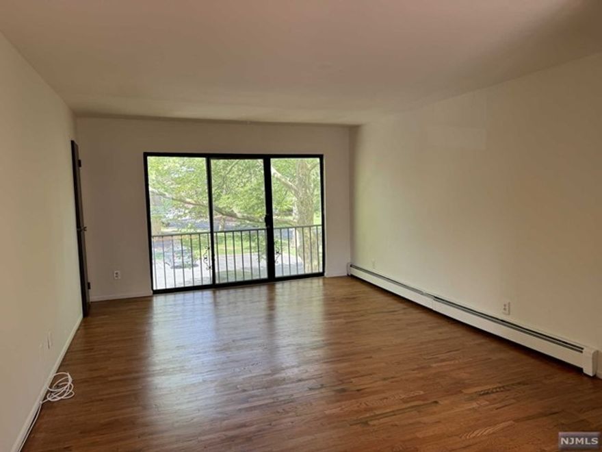 SPACIOUS 1ST FLOOR, 1 BEDROOM APARTMENT LOCATED IN HIGHLY DESIRABLE RIVER VALE. THE LARGE LIVING ROOM FEATURES SLIDING GLASS DOORS THAT LEADS TO A COZY BALCONY WHICH LETS IN FRESH AIR AND NATURAL LIGHT. THE SIZABLE BEDROOM BOASTS A WALK IN CLOSET. A LARGE DINING AREA AND KITCHEN COMPLETE THIS APARTMENT. OUTDOOR POOL, TENNIS AND PARKING ARE INCLUDED. THE COMPLEX IS ONLY A FEW BLOCKS FROM RESTAURANTS, SHOPPING, AND TRANSPORTATION. PETS WILL BE CONSIDERED. LAUNDRY ROOMS ON-SITE.