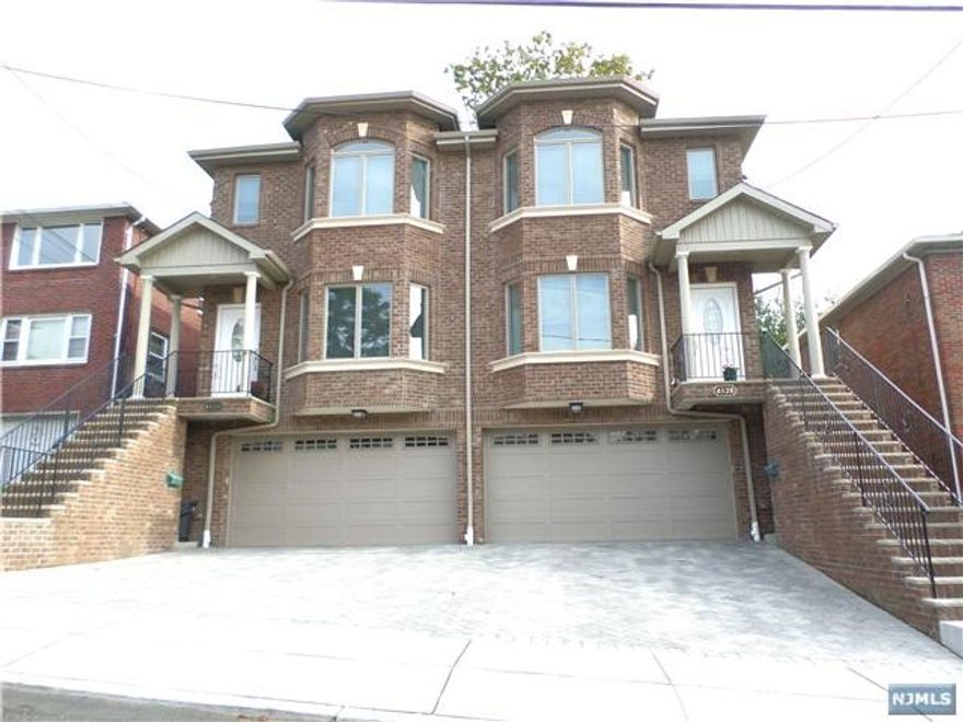 VERY SPACIOUS 9YEAR OLD DUPLEX. MAIN LEVEL FEATURES 9FT HIGH CEILINGS AND CUSTOM MOLDINGS AND CONSISTS OF LIVING ROOM WITH FIREPLACE, DINING ROOM, POWDER ROOM, AND MODERN EAT IN KITCHEN WITH GRANITE TOPS AND STAINLESS STEEL APPLIANCES. SECOND FLOOR MASTER BEDROOM WITH DOUBLE CLOSETS, IN-SUITE BATH WITH GLASS ENCLOSED SHOWER STALL, DOUBLE VANITIES, AND JACUZZI TUB, 2BEDROOMS WITH FULL BATH. GROUND LEVEL HAS A 2 CAR GARAGE, FINISHED TILED REC ROOM, FULL BATH, AND SIDE ENTRANCE.