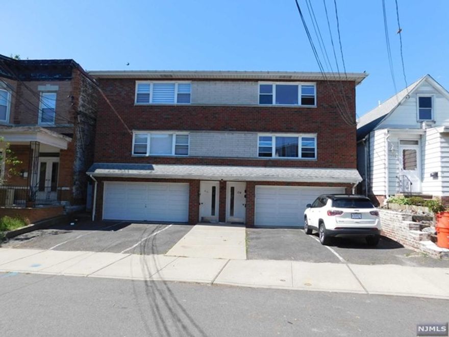 Recently renovated 3 bedroom apartment. Located in a prime commuter area. This unit offers hardwood floors throughout, 1 parking space and washer/dryer in unit.