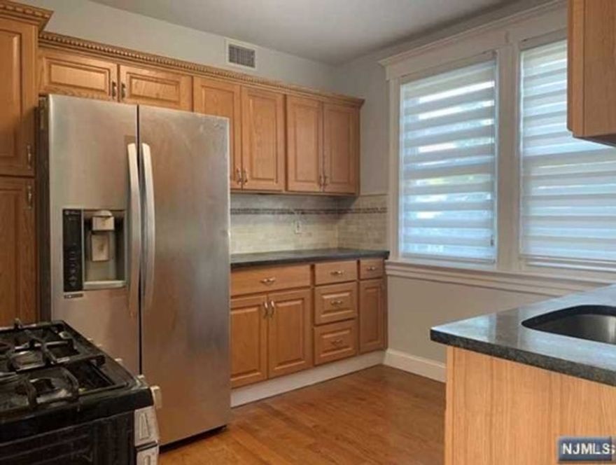 Well maintained,Renovated and great location 3bed roooms and 2full baths on 1st floor.Extra space one room, full bath and laundry room in the basement. Few minutes away the GW Bridge, close to HWY access.Very convenient to Shopping , School, Library and Town .Available lot of parking space around the street . Don't miss best house and Just move in!