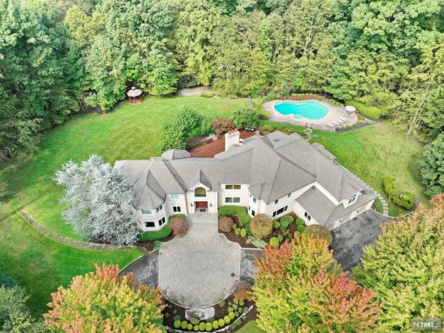 101 Kenwood Drive, Woodcliff Lake, New Jersey - 7 Bedrooms  
6 Bathrooms  
13 Rooms - 