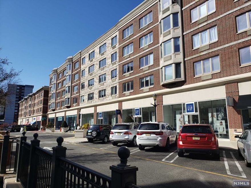 "THE PENNINSUA AT CITY PLACE" IT IS GREAT PLACE TO LIVE. MOVE IN READY-SPACIOUS 1BR/1BA CONDO ON 3RD FLOOR, ENGINEERING HARDWOOD FLOORS THOUGHTOUT, WASHER/DRYER IN UNIT, DINING & SHOPPING. EASY LIVING IN THE MIDDLE OF EDGEATER!