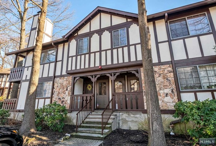 FABULOUS 1ST FLOOR UNIT WITH PRIVATE DECK. ENTER TO INVITING LIVING ROOM WITH FIREPLACE THAT OPENS TO DECK. KITCHEN WITH STAINLESS STEEL APPLIANCES, OPENS TO DINING AREA. LARGE BEDROOM WITH WALK IN CLOSET, FULL BATH, AND LAUNDRY. BEST LOCATION, CLOSE TO POOL AND TENNIS. PETS MAYBE CONSIDERED. TENANT RESPONSIBLE FOR 1ST MONTH RENT, 1.5 MONTH SECURITY & 1MONTH REALTOR FEE. TENANT PAYS OWN UTILITIES & TENANT INSURANCE. GREAT OPPORTUNITY, CLOSE TO TRANSPORTATION, SHOPS AND RESTAURANTS.