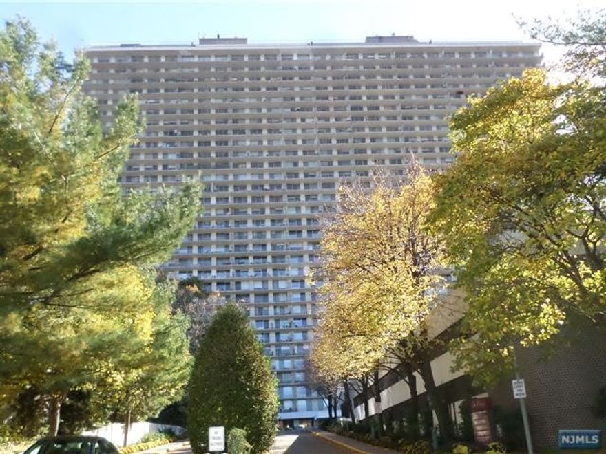 Very popular H line. Low floor with full river and Manhattan view. Renovated kitchen, powder room has been converted to laundry. Excellent closet space. lower maintenance. make this your own. State of the art health club with indoor and outdoor pool.Mens and ladies locker rooms with sauna. valet parking, card room, library, movie theater and more.