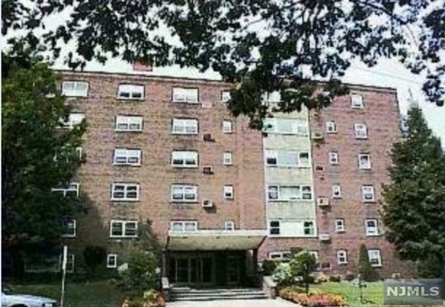 SPACIOUS CLEAN ONE BEDROOM IN CENTER OF FORT LEE, LARGE RMS, VERY BRIGHT AND SUNNY ON THE 5th FLOOR, NYC TRANS, WALK TO GWB, SCHOOL, PARKS, SHOPPING, ONE OUTDOOR PARKING SPACE. MOVE IN FEES REFUNDABLE $500, NON-REFUNDABLE $50.