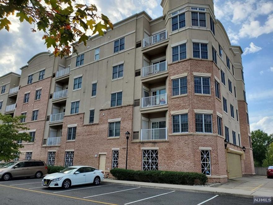 LUXURY 2 BEDROOM 2 BATH WONDERFUL VIEW OF SOUTH AND EAST END UNIT. RENOVATED NEW CARPET AND WALLS. LOTS OF WINDOWS AND CLOSET WITH HIGH CEILING. ALL DAY SUN LIGHT. FULL SIZE LAUNDRY IN THE UNIT. AMENITIES WITH CLUB HOUSE , EXCISE ROOM AND INDOOR PARKING SPOT INCLUDED. 2.2 MILES FROM GWB, CLOSE TO NYC TRANSPORTATION, I-80 AND I90.